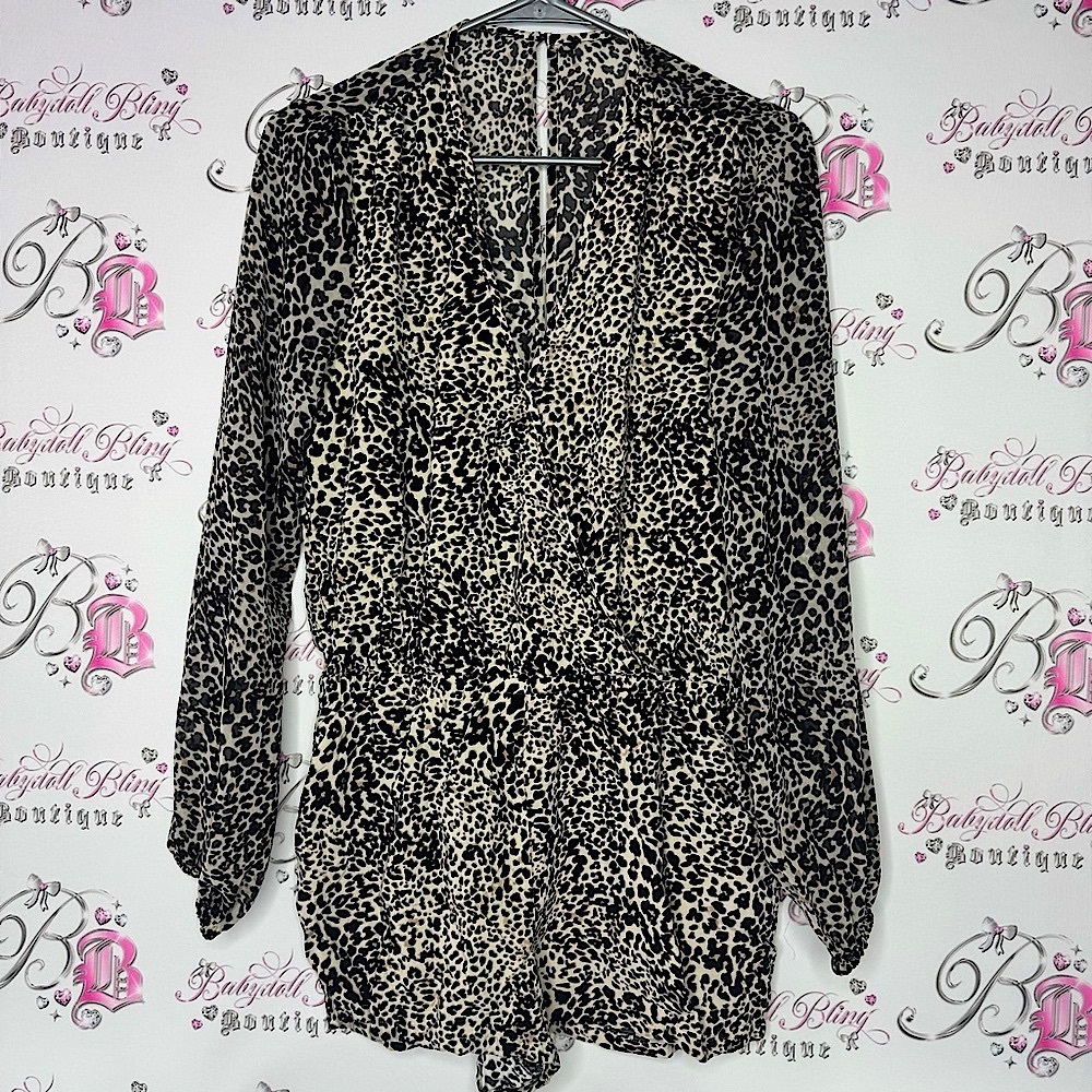 Guess romper shorts long sleeve animal printt leopard cheetah keyhole opening